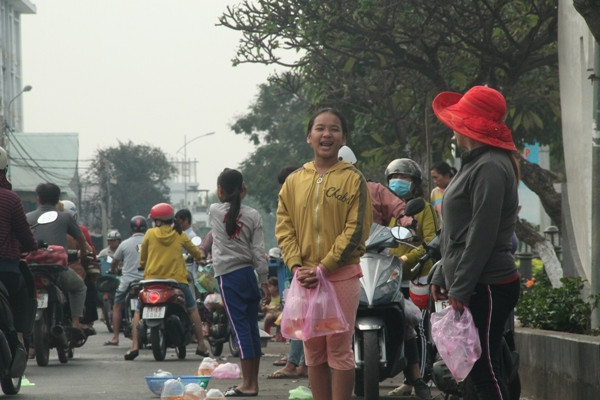 Nhọc nhằn mưu sinh ngày cận Tết ảnh 8