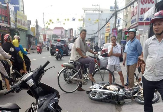 Dừng xe máy trên đường để bấm điện thoại, 2 người nguy kịch ảnh 1