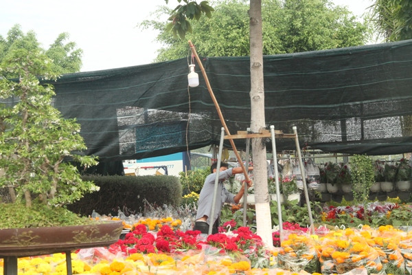 Nhọc nhằn mưu sinh ngày cận Tết ảnh 2