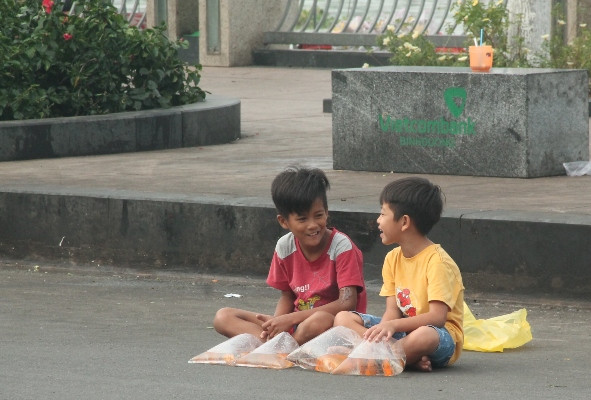 Nhọc nhằn mưu sinh ngày cận Tết ảnh 9