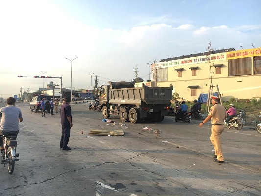 Người đàn ông nghi bị xe cán chết rồi bỏ chạy ảnh 1