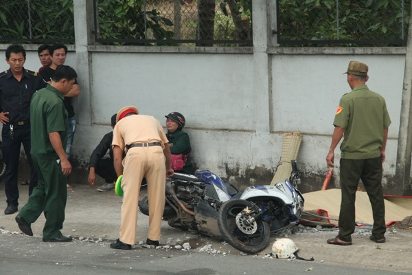 Tông cột bê tông bên đường, người phụ nữ chết thương tâm ảnh 1