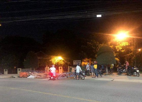 Thanh niên đi xe SH tông đổ cổng chào nằm bất động ảnh 1