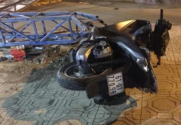 Thanh niên đi xe SH tông đổ cổng chào nằm bất động ảnh 3