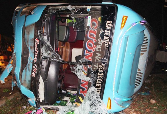 Xe khách lật nghiêng sau va chạm xe tải, hành khách bị mắc kẹt trong xe ảnh 2