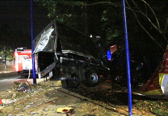 Xe khách lật nghiêng sau va chạm xe tải, hành khách bị mắc kẹt trong xe ảnh 3