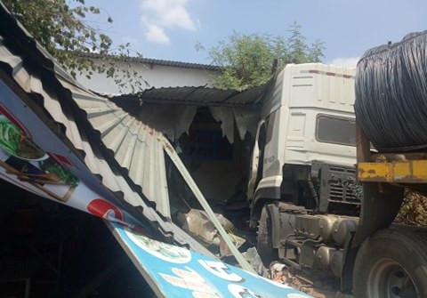 Gần 10 người thoát chết khi xe container tông sập quán bún ảnh 3