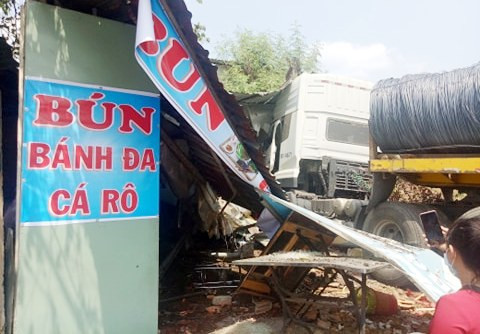 Gần 10 người thoát chết khi xe container tông sập quán bún ảnh 4