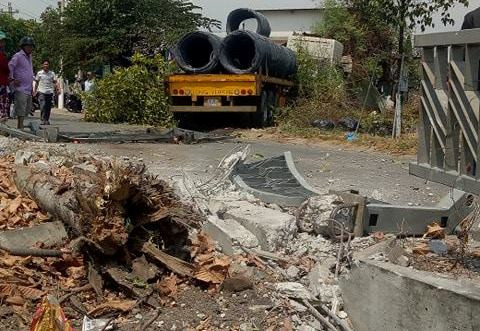 Gần 10 người thoát chết khi xe container tông sập quán bún ảnh 1