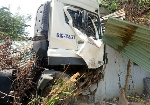 Gần 10 người thoát chết khi xe container tông sập quán bún ảnh 2