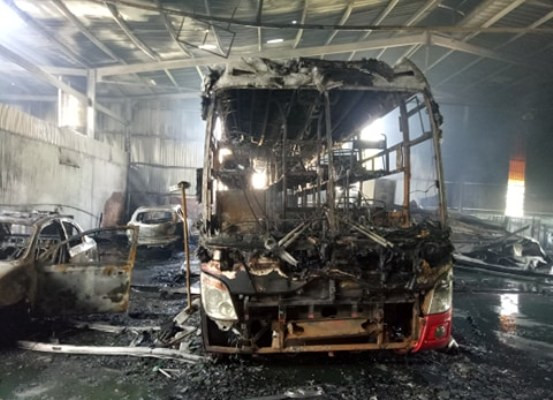 Garage ô tô ở Bình Dương phát cháy, nhiều xe tiền tỷ trơ khung ảnh 3