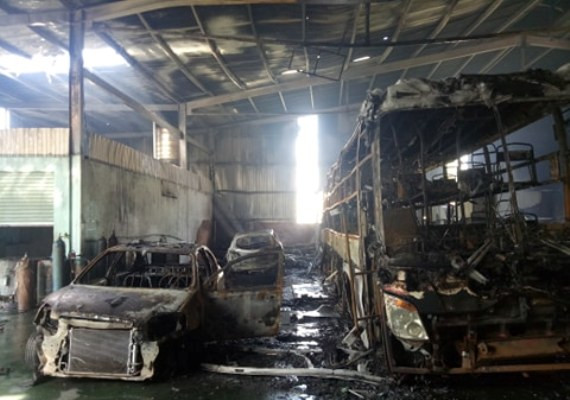 Garage ô tô ở Bình Dương phát cháy, nhiều xe tiền tỷ trơ khung ảnh 4