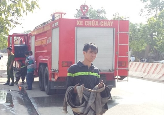 Garage ô tô ở Bình Dương phát cháy, nhiều xe tiền tỷ trơ khung ảnh 2