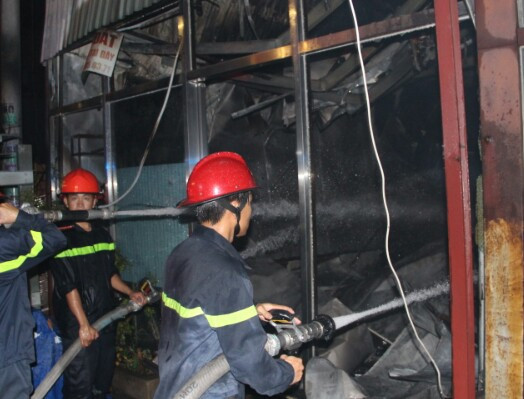 Khói lửa bao trùm 4 cửa hàng mặt phố ở Bình Dương ảnh 3