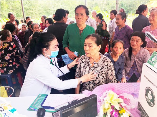 Người nghèo vùng biên giới được khám chữa bệnh miễn phí trong tháng nhân đạo ảnh 1