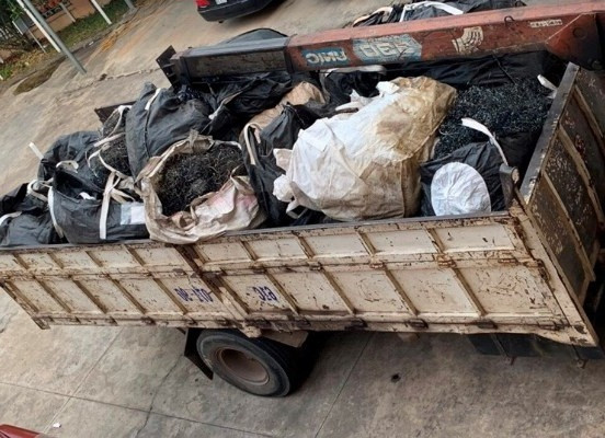 Bình Dương: Bắt giữ 2 xe tải chở chất thải nguy hại ảnh 2