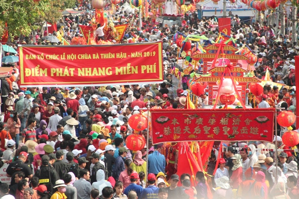 Biển người đội nắng xem rước kiệu Bà Thiên Hậu ở Bình Dương ảnh 7