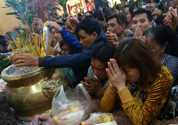 Người dân tranh nhau bốc tro mang về nhà là mê tín ảnh 5