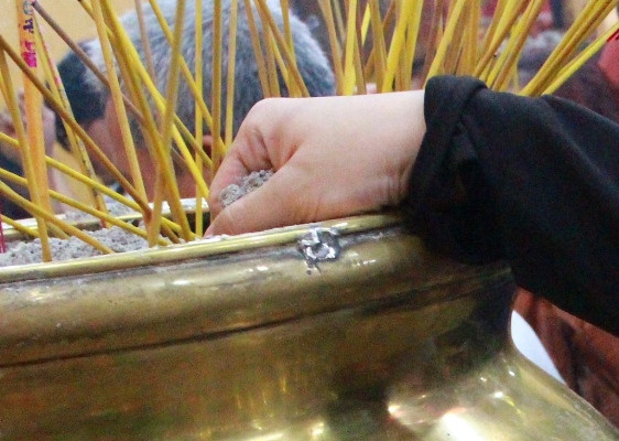 Người dân tranh nhau bốc tro mang về nhà là mê tín ảnh 3