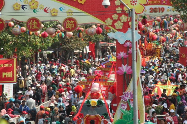 Biển người đội nắng xem rước kiệu Bà Thiên Hậu ở Bình Dương ảnh 1