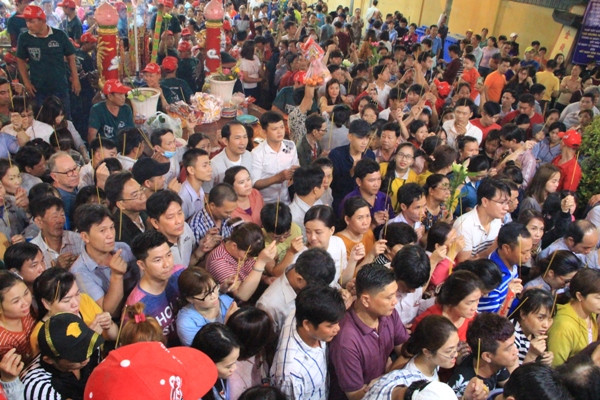 Người dân tranh nhau bốc tro mang về nhà là mê tín ảnh 1