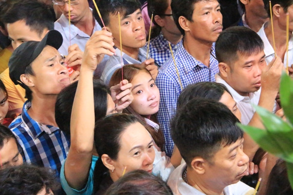 Người dân tranh nhau bốc tro mang về nhà là mê tín ảnh 2