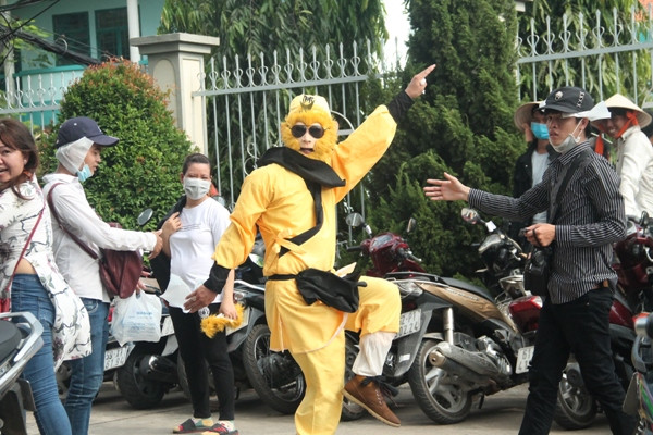 Biển người đội nắng xem rước kiệu Bà Thiên Hậu ở Bình Dương ảnh 8