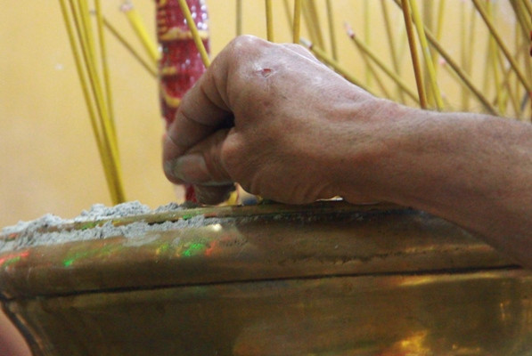 Người dân tranh nhau bốc tro mang về nhà là mê tín ảnh 4