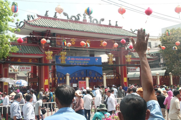 Biển người đội nắng xem rước kiệu Bà Thiên Hậu ở Bình Dương ảnh 10