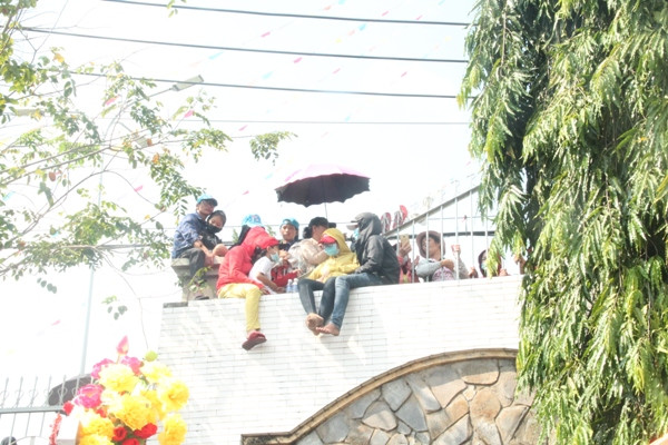 Biển người đội nắng xem rước kiệu Bà Thiên Hậu ở Bình Dương ảnh 3