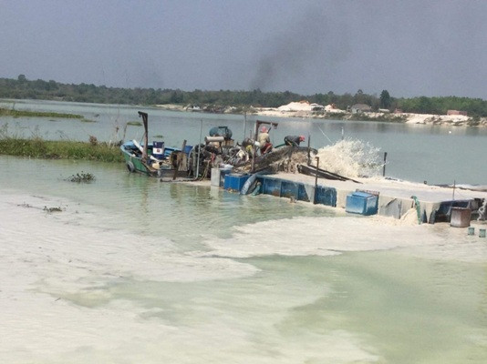 Bộ ra lệnh đóng cửa mỏ, 'cát tặc' vẫn lộng hành trên hồ Dầu Tiếng ảnh 2