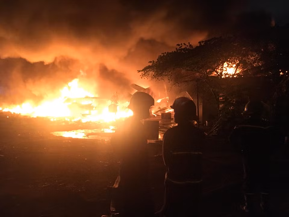 Cháy lớn khu phế liệu ở Bình Dương, hàng trăm công nhân tháo chạy ảnh 1