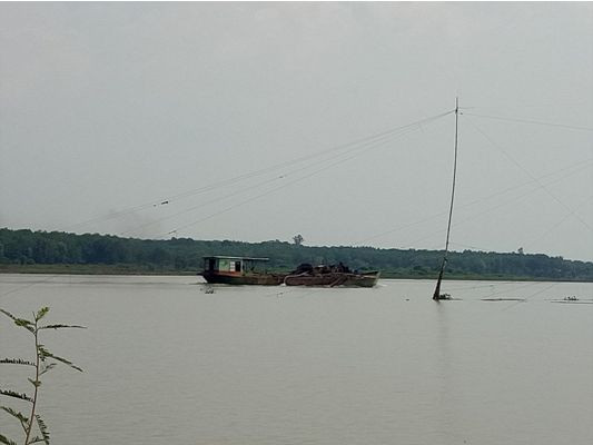 Bộ ra lệnh đóng cửa mỏ, 'cát tặc' vẫn lộng hành trên hồ Dầu Tiếng ảnh 1