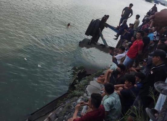 Rủ nhau tắm sông, 3 học sinh mất tích ảnh 2