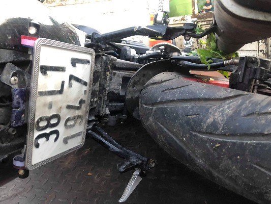 Lao vào dải phân cách, hai anh em đi xe phân khối lớn tử vong ảnh 1