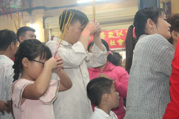 Vạn người đổ về chùa Bà Thiên Hậu cầu bình an năm mới ảnh 4