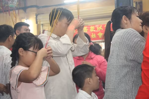 Vạn người đổ về chùa Bà Thiên Hậu cầu bình an năm mới ảnh 4