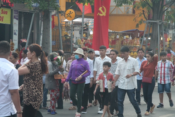 Vạn người đổ về chùa Bà Thiên Hậu cầu bình an năm mới ảnh 1