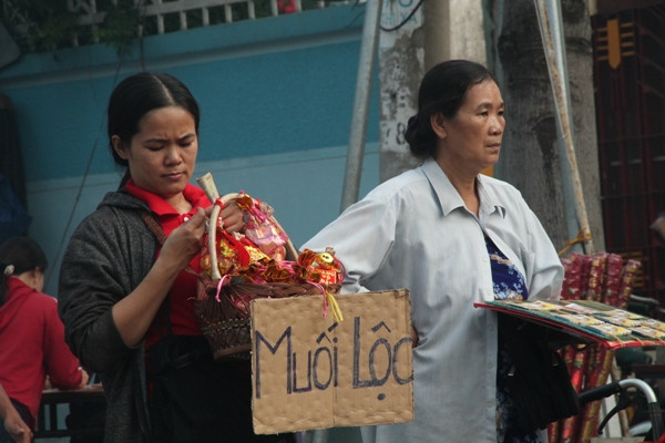 Vạn người đổ về chùa Bà Thiên Hậu cầu bình an năm mới ảnh 11