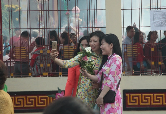 Vạn người đổ về chùa Bà Thiên Hậu cầu bình an năm mới ảnh 12