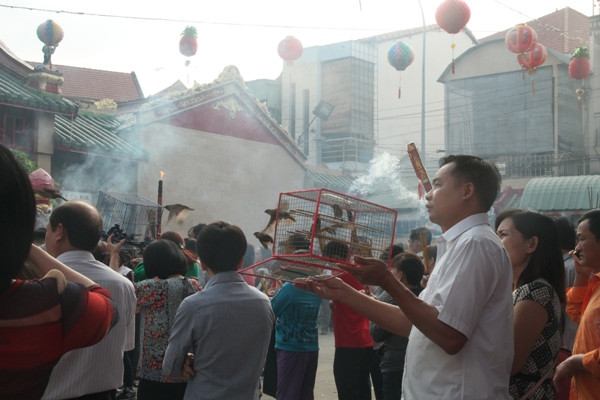 Vạn người đổ về chùa Bà Thiên Hậu cầu bình an năm mới ảnh 8