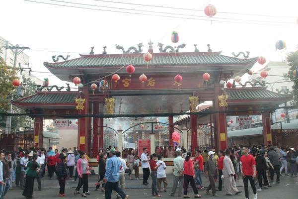 Vạn người đổ về chùa Bà Thiên Hậu cầu bình an năm mới ảnh 13