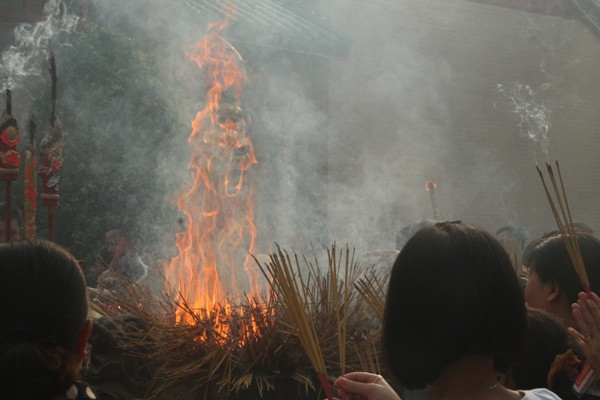 Vạn người đổ về chùa Bà Thiên Hậu cầu bình an năm mới ảnh 6