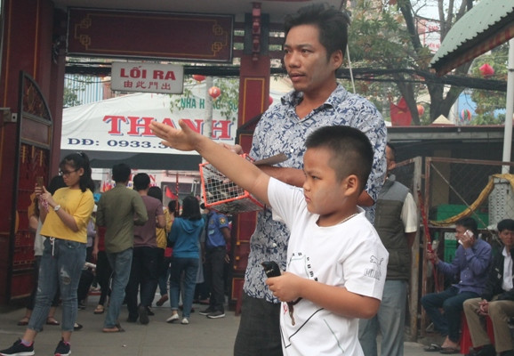 Vạn người đổ về chùa Bà Thiên Hậu cầu bình an năm mới ảnh 9