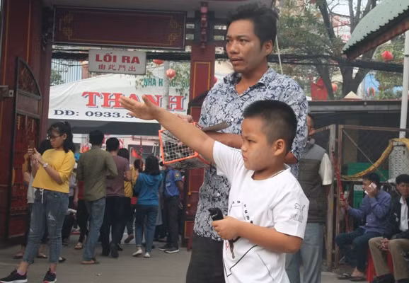 Vạn người đổ về chùa Bà Thiên Hậu cầu bình an năm mới ảnh 9