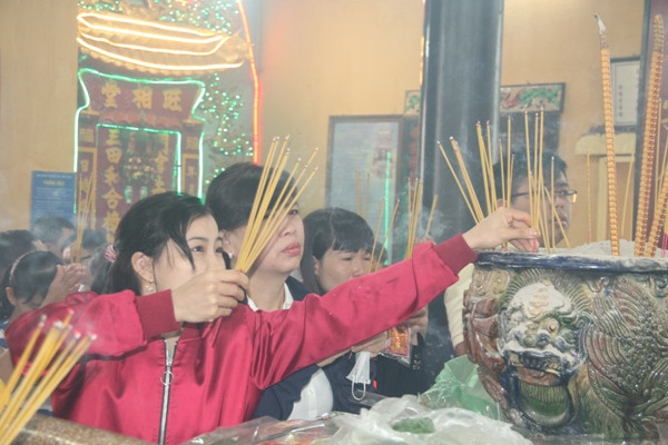 Vạn người đổ về chùa Bà Thiên Hậu cầu bình an năm mới ảnh 3