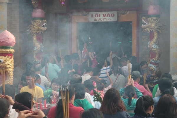 Vạn người đổ về chùa Bà Thiên Hậu cầu bình an năm mới ảnh 5