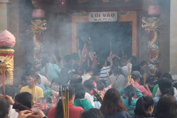 Vạn người đổ về chùa Bà Thiên Hậu cầu bình an năm mới ảnh 5