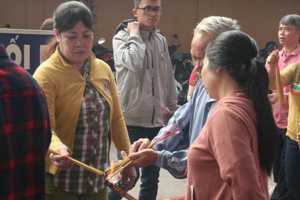 Vạn người đổ về chùa Bà Thiên Hậu cầu bình an năm mới ảnh 2