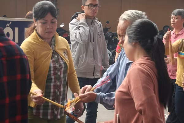 Vạn người đổ về chùa Bà Thiên Hậu cầu bình an năm mới ảnh 2